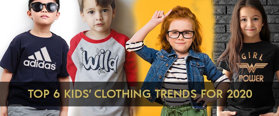 Quatre enfants en vêtements de marque tendances.