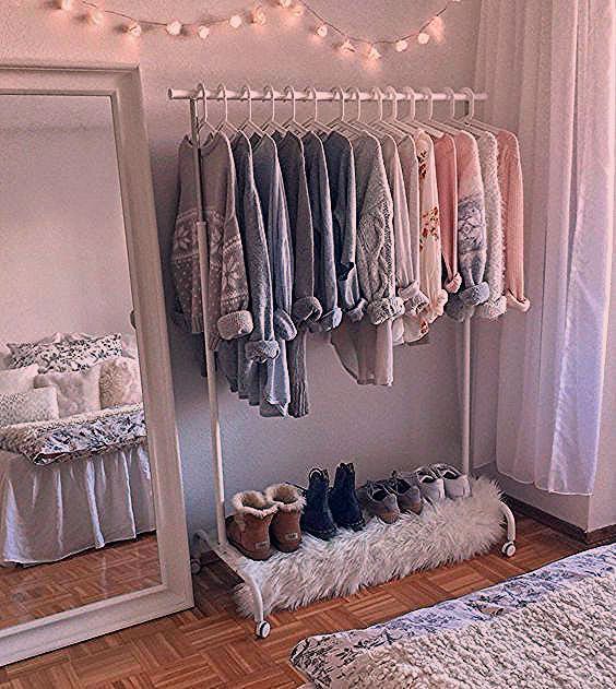 Portant à vêtements avec pulls et chaussures pour adolescents.