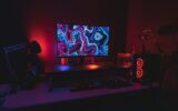 Bureau de jeu avec écran coloré, clavier rétroéclairé et PC lumineux