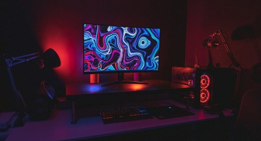 Bureau de jeu avec écran coloré, clavier rétroéclairé et PC lumineux