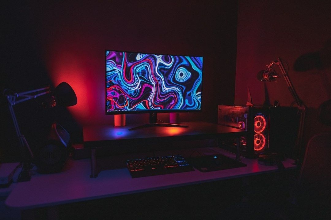 Bureau de jeu avec écran coloré, clavier rétroéclairé et PC lumineux