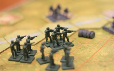 Figurines de soldats positionnées sur une carte de stratégie