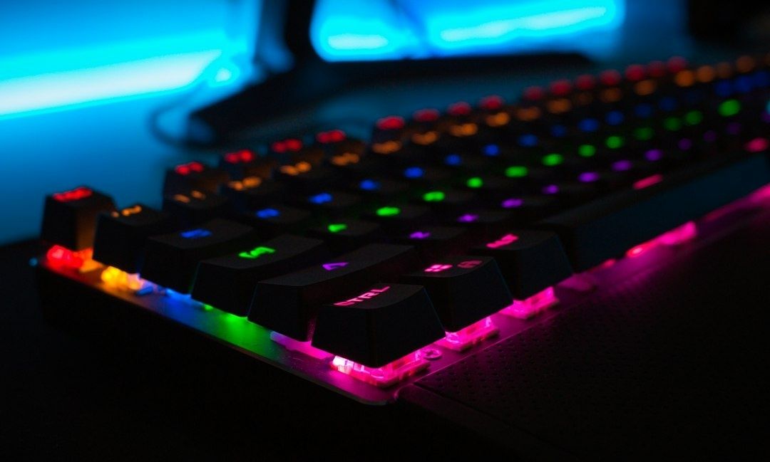 Clavier mécanique rétroéclairé affichant des touches colorées dans l