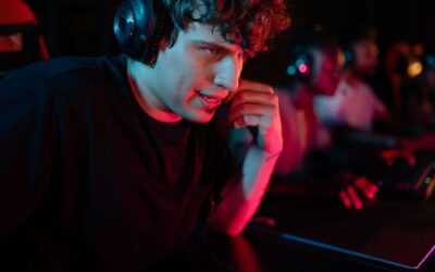 Joueur d’esport concentré, casque sur les oreilles, devant son écran