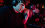 Joueur d’esport concentré, casque sur les oreilles, devant son écran
